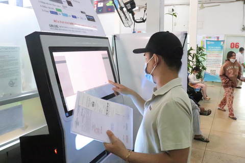 Tạo bình đẳng cho người dân khi tiếp cận dịch vụ chuyển đổi số - Ảnh 1. Tạo bình đẳng cho người dân khi tiếp cận dịch vụ chuyển đổi số - Ảnh 1.