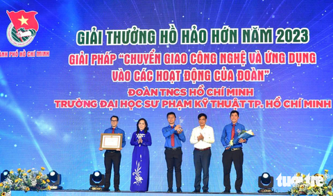 Đoàn trường Đại học Sư phạm TP.HCM nhận giải thưởng Hồ Hảo Hớn - Ảnh: T.T.D. Đoàn trường Đại học Sư phạm kỹ thuật TP.HCM nhận giải thưởng Hồ Hảo Hớn - Ảnh: T.T.D.