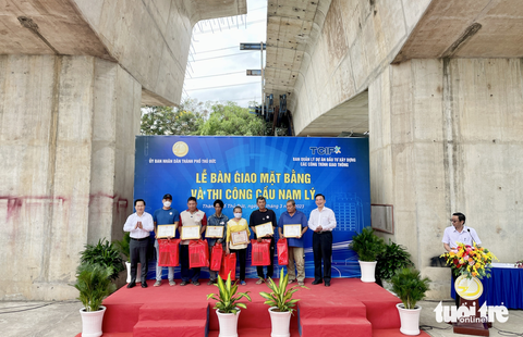 Cầu Nam Lý xây dựng sau 4 năm ngừng thi công, hẹn về đích năm 2024 - Ảnh 1. Cầu Nam Lý xây dựng sau 4 năm ngừng thi công, hẹn về đích năm 2024 - Ảnh 1.
