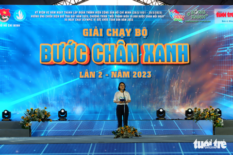 HHen Niê chạy bộ cùng Những bước chân xanh - Ảnh 3. Chị Trần Thu Hà, phó bí thư Thành Đoàn TP.HCM, phát biểu tại giải chạy bộ bước chân xanh - Ảnh: K.ANH