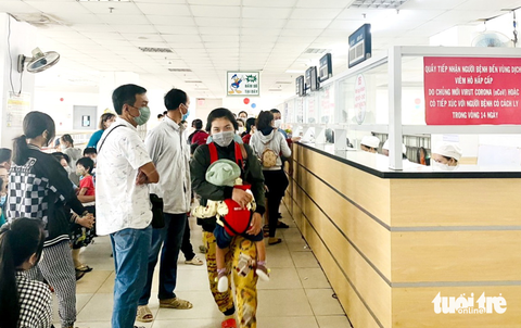 Giao mùa, trẻ em mắc các bệnh hô hấp, tiêu hóa tăng cao - Ảnh 1. Phụ huynh đăng ký khám bệnh cho trẻ em tại bệnh viện Nhi đồng Cần Thơ tăng cao - Ảnh: T.LŨY