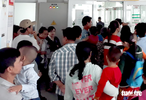 Giao mùa, trẻ em mắc các bệnh hô hấp, tiêu hóa tăng cao - Ảnh 3. Trẻ khám bệnh tăng cao thời điểm giao mùa (ảnh chụp tại khu khám bệnh Bệnh viện Nhi đồng Cần Thơ) - Ảnh: T. LŨY
