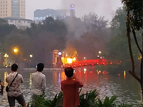 Cháy gần cầu Thê Húc, hồ Gươm - Ảnh 1. Cháy gần cầu Thê Húc, hồ Gươm - Ảnh 1.