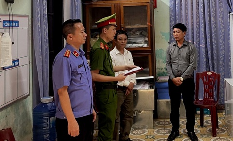 Cán bộ tư pháp nhận hối lộ 100 triệu đồng để làm giúp ‘sổ đỏ” - Ảnh 1. Cán bộ tư pháp nhận hối lộ 100 triệu đồng để làm giúp ‘sổ đỏ” - Ảnh 1.