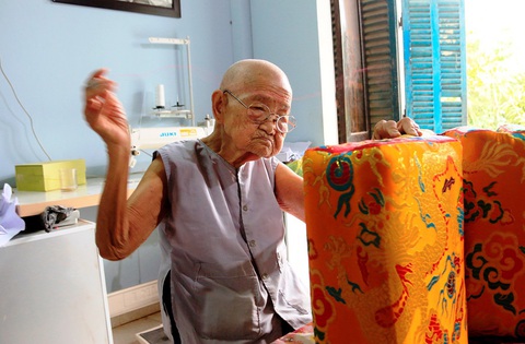 Nghệ nhân giữ ‘bí kíp’ may gối tựa hoàng cung qua đời - Ảnh 1. Nghệ nhân giữ ‘bí kíp’ may gối tựa hoàng cung qua đời - Ảnh 1.