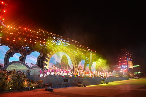 Lung linh đêm khai mạc Năm du lịch quốc gia 2023 Bình Thuận - Hội tụ xanh - Ảnh 5. Lung linh đêm khai mạc Năm du lịch quốc gia 2023 Bình Thuận - Hội tụ xanh - Ảnh 5.