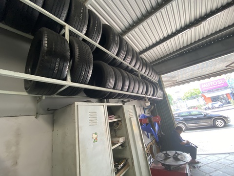 Thuê lốp xe, mượn đèn để… lách đăng kiểm - Ảnh 2. Thuê lốp xe, mượn đèn để… lách đăng kiểm - Ảnh 2.