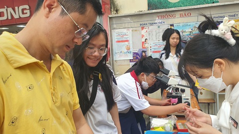 Gần 3.000 học sinh bung xõa tại ngày hội toán và khoa học tự nhiên - Ảnh 7. Gần 3.000 học sinh bung xõa tại ngày hội toán và khoa học tự nhiên - Ảnh 7.