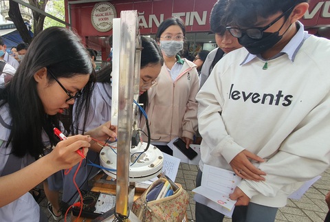 Gần 3.000 học sinh bung xõa tại ngày hội toán và khoa học tự nhiên - Ảnh 8. Gần 3.000 học sinh bung xõa tại ngày hội toán và khoa học tự nhiên - Ảnh 8.