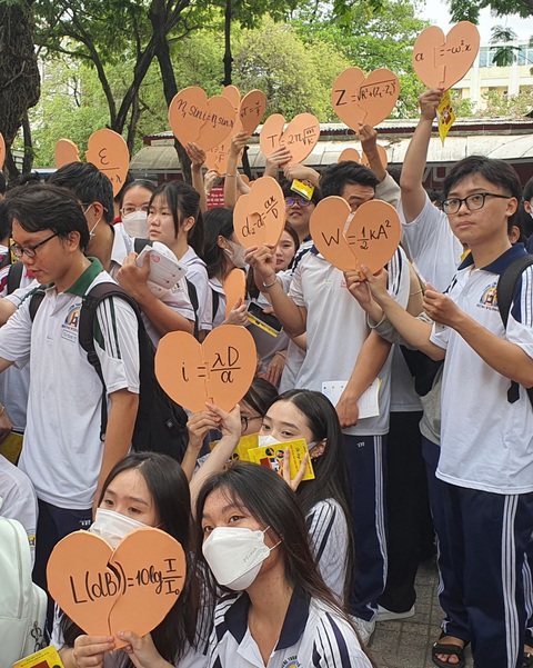 Gần 3.000 học sinh bung xõa tại ngày hội toán và khoa học tự nhiên - Ảnh 4. Gần 3.000 học sinh bung xõa tại ngày hội toán và khoa học tự nhiên - Ảnh 4.