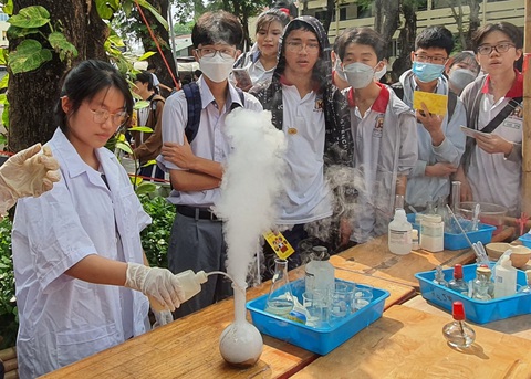 Gần 3.000 học sinh bung xõa tại ngày hội toán và khoa học tự nhiên - Ảnh 5. Gần 3.000 học sinh bung xõa tại ngày hội toán và khoa học tự nhiên - Ảnh 5.