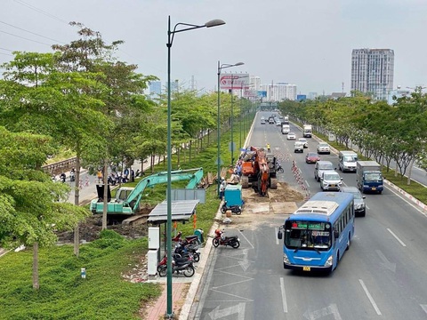 Bể ống nước trên đường Phạm Văn Đồng, nhiều quận nguy cơ mất nước - Ảnh 1. Bể ống nước trên đường Phạm Văn Đồng, nhiều quận nguy cơ mất nước - Ảnh 1.