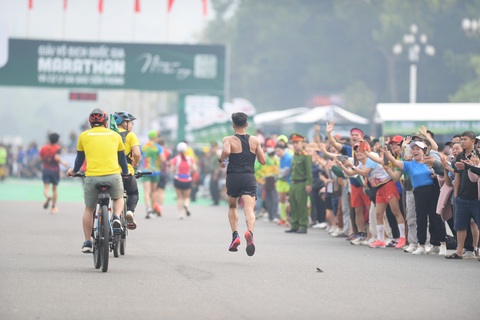 Hoàng Nguyên Thanh, Lê Thị Tuyết vô địch giải marathon quốc gia 2023 - Ảnh 10. Hoàng Nguyên Thanh, Lê Thị Tuyết vô địch giải marathon quốc gia 2023 - Ảnh 10.