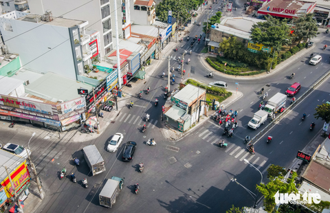 Căn nhà 4 mặt tiền nằm giữa đường suốt 10 năm chưa giải tỏa được ở TP.HCM - Ảnh 2. Trao đổi với Tuổi Trẻ Online, ông Nguyễn Quốc Bình - phó chủ tịch UBND quận Tân Phú - cho biết quận đang nỗ lực và sẽ giải quyết, giải tỏa nhà 4 mặt tiền này trong năm nay