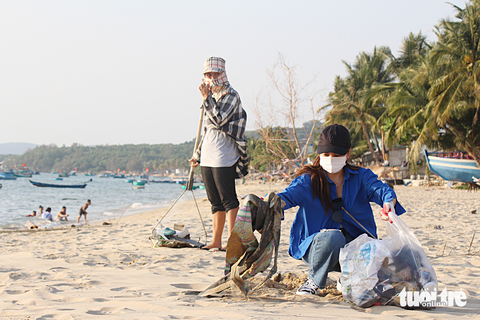 Biệt đội lượm rác lên đỉnh núi, xuống biển sâu - Ảnh 3. Bạn trẻ ở Hà Nội vào Phú Quốc lập nghiệp cùng chung tay lượm rác