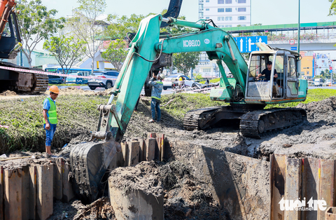 Khẩn trương khắc phục sự cố bể đường ống nước lớn ở TP.HCM - Ảnh 4. Khẩn trương khắc phục sự cố bể đường ống nước lớn ở TP.HCM - Ảnh 4.
