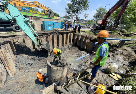 Khẩn trương khắc phục sự cố bể đường ống nước lớn ở TP.HCM - Ảnh 5. Khẩn trương khắc phục sự cố bể đường ống nước lớn ở TP.HCM - Ảnh 5.