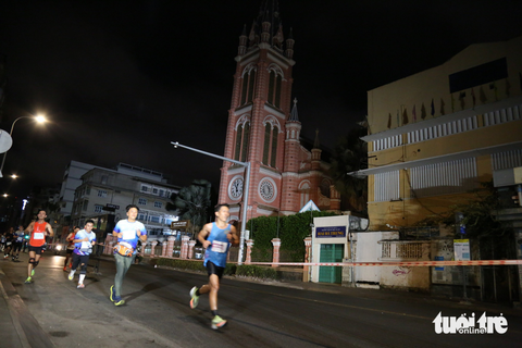 4.000 người chạy đêm giải District 1 Midnight Run ở trung tâm TP.HCM - Ảnh 3. Những bước chạy ở khu vực nhà thờ Tân Định - Ảnh: PHƯƠNG QUYÊN