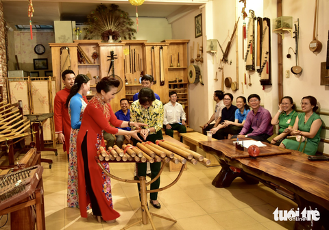 Những điểm đến thú vị trong tour Bình Thạnh, vùng đất thanh bình - Ảnh 5. Sau khi biểu diễn cùng nhóm nhạc dân tộc, NSƯT Tuyết Mai hướng dẫn khách thử chơi đàn K'long put - Ảnh: T.T.D