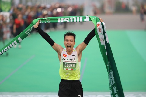 Hoàng Nguyên Thanh, Lê Thị Tuyết vô địch giải marathon quốc gia 2023 - Ảnh 8. Hoàng Nguyên Thanh, Lê Thị Tuyết vô địch giải marathon quốc gia 2023 - Ảnh 8.