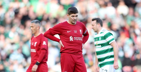 Đá từ thiện, Steven Gerrard nhận ‘mưa’ chai lọ - Ảnh 3. Đá từ thiện, Steven Gerrard nhận ‘mưa’ chai lọ - Ảnh 3.
