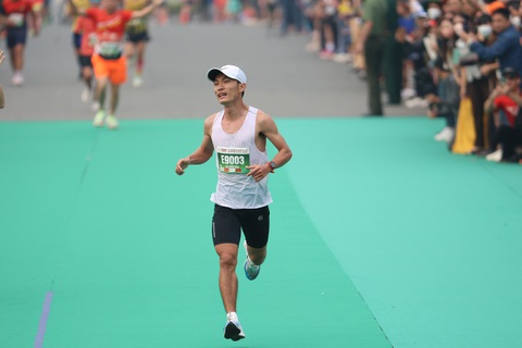 Hoàng Nguyên Thanh, Lê Thị Tuyết vô địch giải marathon quốc gia 2023 - Ảnh 1. Hoàng Nguyên Thanh, Lê Thị Tuyết vô địch giải marathon quốc gia 2023 - Ảnh 1.