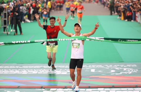 Hoàng Nguyên Thanh, Lê Thị Tuyết vô địch giải marathon quốc gia 2023 - Ảnh 2. Hoàng Nguyên Thanh, Lê Thị Tuyết vô địch giải marathon quốc gia 2023 - Ảnh 2.