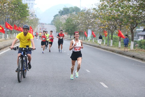 Hoàng Nguyên Thanh, Lê Thị Tuyết vô địch giải marathon quốc gia 2023 - Ảnh 6. Hoàng Nguyên Thanh, Lê Thị Tuyết vô địch giải marathon quốc gia 2023 - Ảnh 6.