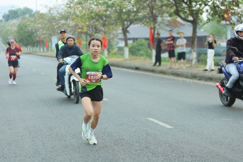 Hoàng Nguyên Thanh, Lê Thị Tuyết vô địch giải marathon quốc gia 2023 - Ảnh 4. Hoàng Nguyên Thanh, Lê Thị Tuyết vô địch giải marathon quốc gia 2023 - Ảnh 4.