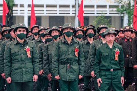 Cử tri TP.HCM kiến nghị nâng mức hỗ trợ khi hoàn thành nghĩa vụ quân sự, Bộ Quốc phòng nói gì? - Ảnh 1. Các nam thanh niên lên đường thực hiện nghĩa vụ quân sự - Ảnh: NAM TRẦN