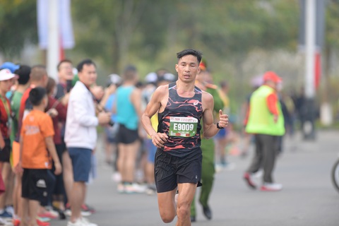 Hoàng Nguyên Thanh, Lê Thị Tuyết vô địch giải marathon quốc gia 2023 - Ảnh 3. Hoàng Nguyên Thanh, Lê Thị Tuyết vô địch giải marathon quốc gia 2023 - Ảnh 3.