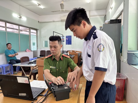 TP.HCM cấp căn cước công dân cho học sinh cả ngày lẫn đêm - Ảnh 2. TP.HCM cấp căn cước công dân cho học sinh cả ngày lẫn đêm - Ảnh 2.