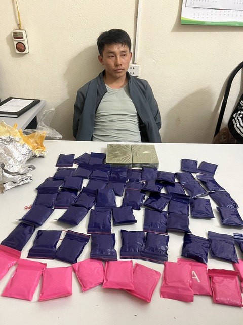 Nhét 2 bánh heroin, 12.000 viên ma túy vào áo khoác - Ảnh 1. Nhét 2 bánh heroin, 12.000 viên ma túy vào áo khoác - Ảnh 1.