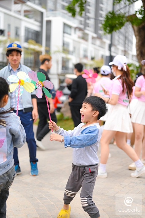 Chuyến xe cổ tích sắp đến với trẻ em miền Trung - Ảnh 5. Nụ cười rạng rỡ khi chơi với chiếc chong chóng đáng yêu