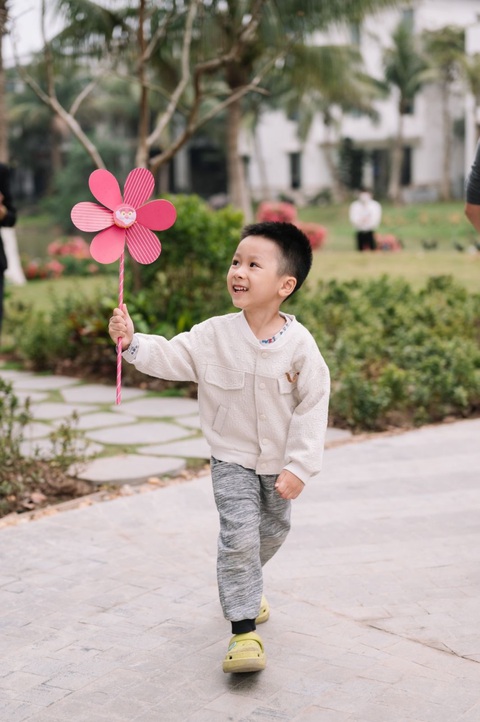 Chuyến xe cổ tích sắp đến với trẻ em miền Trung - Ảnh 7. Nhà sáng lập Ecopark hi vọng mỗi em bé được sống trong hạnh phúc mỗi ngày