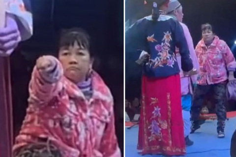 Bà cô quyết ăn thua đủ với nhân vật phản diện khi đi xem kịch - Ảnh 1. Bà cô quyết ăn thua đủ với nhân vật phản diện khi đi xem kịch - Ảnh 1.