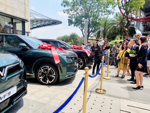 VinFast bàn giao xe điện cỡ lớn VF9, đi 438km sau mỗi lần sạc đầy - Ảnh 3. VinFast bàn giao xe điện cỡ lớn VF9, đi 438km sau mỗi lần sạc đầy - Ảnh 3.