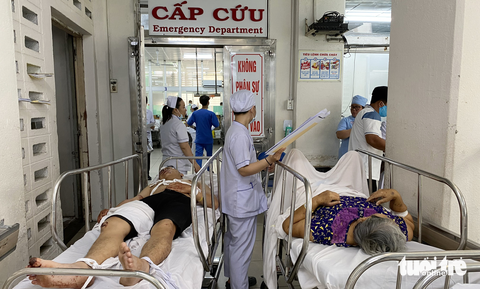 Khoa cấp cứu Bệnh viện Chợ Rẫy (TP.HCM) mỗi ngày tiếp nhận trung bình khoảng 350 - 400 bệnh nhân - Ảnh: XUÂN MAI