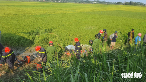 Xe khách lật khi lao xuống ruộng, tài xế tử vong - Ảnh 1. Xe khách lật khi lao xuống ruộng, tài xế tử vong - Ảnh 1.