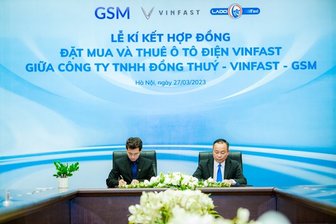 Lado Taxi thuê 500 ô tô điện VinFast và mua bổ sung 40 xe VF e34 - Ảnh 1. Ông Nguyễn Văn Thanh - tổng giám đốc Công ty GSM kiêm phó tổng giám đốc VinFast Việt Nam và ông Nguyễn Ngọc Đồng - tổng giám đốc Công ty TNHH Đồng Thúy ký kết hợp đồng mua và thuê xe ô tô điện VinFast - Ảnh: Đ.H
