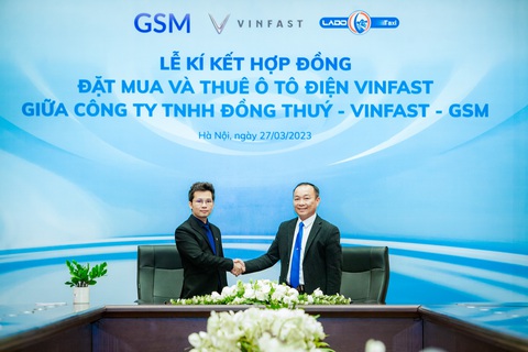 Lado Taxi thuê 500 ô tô điện VinFast và mua bổ sung 40 xe VF e34 - Ảnh 2. Ông Nguyễn Văn Thanh - tổng giám đốc Công ty GSM kiêm phó tổng giám đốc VinFast Việt Nam và ông Nguyễn Ngọc Đồng - tổng giám đốc Công ty TNHH Đồng Thúy ký kết hợp đồng mua và thuê xe ô tô điện VinFast - Ảnh: Đ.H