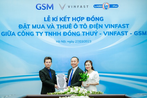Lado Taxi thuê 500 ô tô điện VinFast và mua bổ sung 40 xe VF e34 - Ảnh 3. Ông Nguyễn Văn Thanh - tổng giám đốc Công ty GSM kiêm phó tổng giám đốc VinFast Việt Nam và ông Nguyễn Ngọc Đồng - tổng giám đốc Công ty TNHH Đồng Thúy ký kết hợp đồng mua và thuê xe ô tô điện VinFast - Ảnh: Đ.H