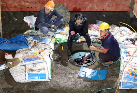 Không để cúp nước kéo dài sau sự cố bể đường ống ở TP.HCM - Ảnh 1. Không để cúp nước kéo dài sau sự cố bể đường ống ở TP.HCM - Ảnh 1.