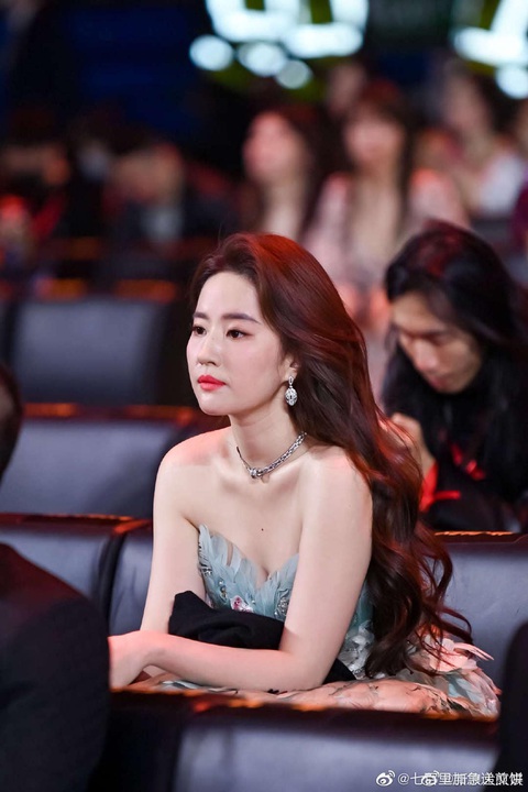 Tiểu Long Nữ Lưu Diệc Phi gây sốt với tạo hình công chúa khổng tước - Ảnh 6. Tiểu Long Nữ Lưu Diệc Phi gây sốt với tạo hình công chúa khổng tước - Ảnh 6.