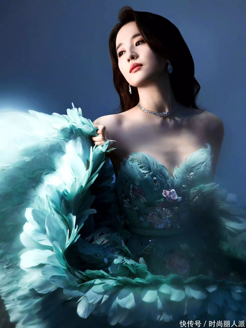 Tiểu Long Nữ Lưu Diệc Phi gây sốt với tạo hình công chúa khổng tước - Ảnh 1. Tiểu Long Nữ Lưu Diệc Phi gây sốt với tạo hình công chúa khổng tước - Ảnh 1.