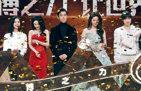 Đêm hội Weibo: Dương Mịch né tránh Lưu Diệc Phi, Huỳnh Hiểu Minh sượng khi đụng Angelababy - Ảnh 7. Đêm hội Weibo: Dương Mịch né tránh Lưu Diệc Phi, Huỳnh Hiểu Minh sượng khi đụng Angelababy - Ảnh 7.