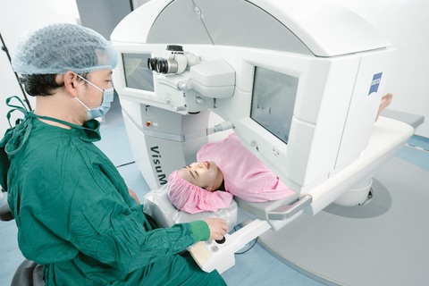 Công nghệ phẫu thuật khúc xạ hiện đại ReLEx SMILE - Ảnh 2. Phương pháp ReLEx SMILE là bước đột phá trong phẫu thuật khúc xạ được thực hiện trên máy Visumax của Tập đoàn Carl Zeiss - CHLB Đức. Anh: ĐTCC