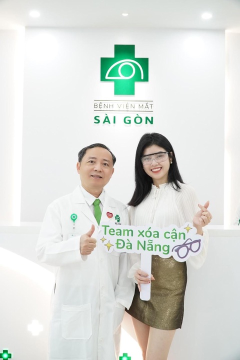 Công nghệ phẫu thuật khúc xạ hiện đại ReLEx SMILE - Ảnh 3. Bác sĩ CKII Lương Trọng Tường (trái) là chuyên gia phẫu thuật khúc xạ có hơn 20 năm kinh nghiệm. Anh: ĐTCC
