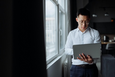 ‘Gọt tỉa' CV cũ thành bản giới thiệu sáng giá - Ảnh 2. Cân nhắc những thông tin đưa vào CV - Ảnh: Pexels