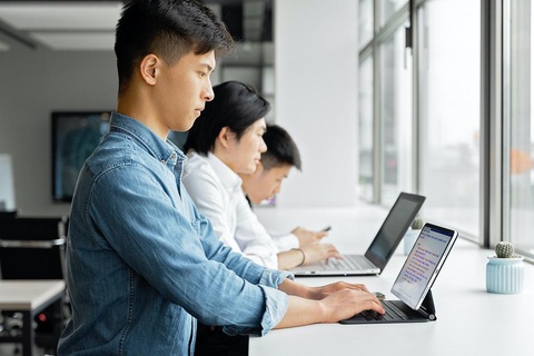 8 mẹo "tỏa sáng" trên thị trường việc làm - Ảnh 3. Học không ngừng để trở thành ứng viên tiềm năng - Ảnh: Pexels
